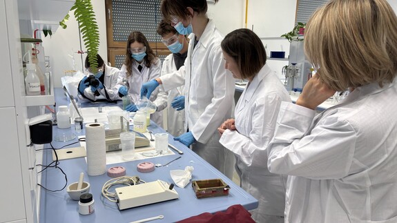 Wydział Chemii UwB wspiera licealist&oacute;w z Ełku w międzynarodowym konkursie Beamline for Schools