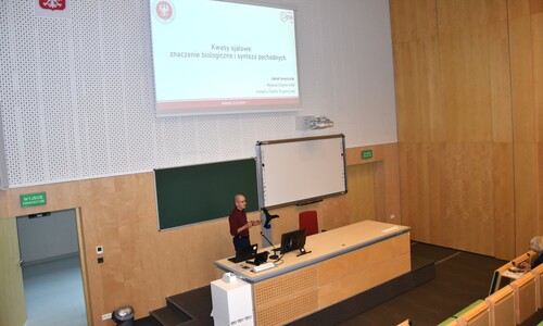 Podpisanie umowy o wsp&oacute;łpracy pomiędzy Wydziałem Chemii a I Społecznym LO w Białymstoku
