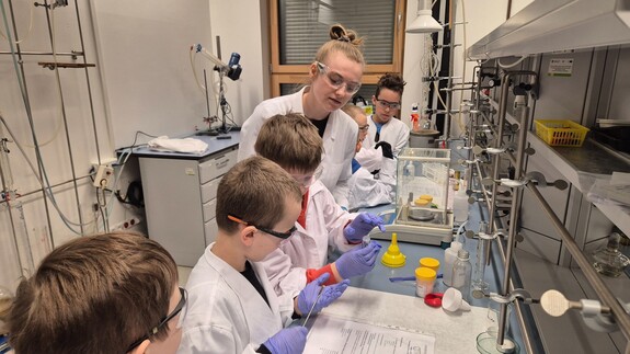 Uczniowie ze Szkoły Podstawowej nr 38 w Białymstoku z wizytą na Wydziale Chemii w ramach akcji &bdquo;Dziecięca Szkoła Bezpieczeństwa&rdquo;