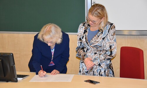 Podpisanie umowy o wsp&oacute;łpracy pomiędzy Wydziałem Chemii a I Społecznym LO w Białymstoku