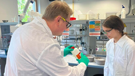 &bdquo;Eksperymenty, kt&oacute;rych nie zrobisz w szkole&rdquo; &ndash; chemiczne warsztaty dla uczni&oacute;w SSP 4 PTO