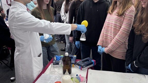 Pracownicy i doktoranci Wydziału Chemii UwB na XX Targach Edukacyjnych w II LO im. księżnej Anny z Sapieh&oacute;w w Białymstoku