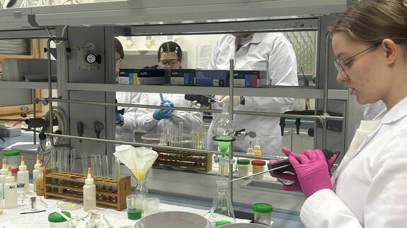 Warsztaty chemiczne dla uczniów Niepublicznej Szkoły Podstawowej w Załukach