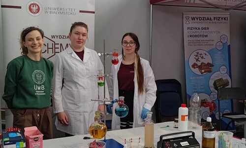Pracownicy i doktoranci Wydziału Chemii UwB na XX Targach Edukacyjnych w II LO im. księżnej Anny z Sapieh&oacute;w w Białymstoku