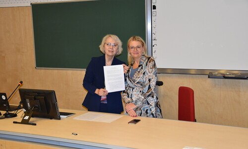Podpisanie umowy o wsp&oacute;łpracy pomiędzy Wydziałem Chemii a I Społecznym LO w Białymstoku