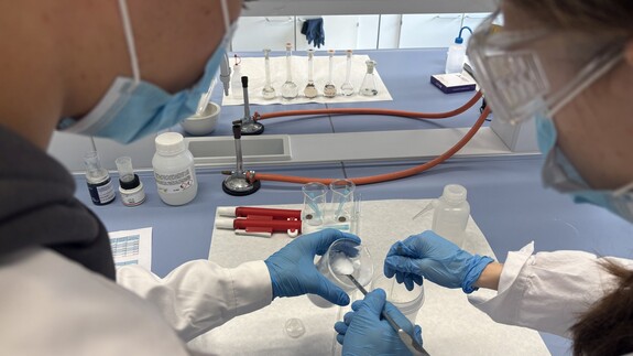 Wydział Chemii UwB wspiera licealist&oacute;w z Ełku w międzynarodowym konkursie Beamline for Schools