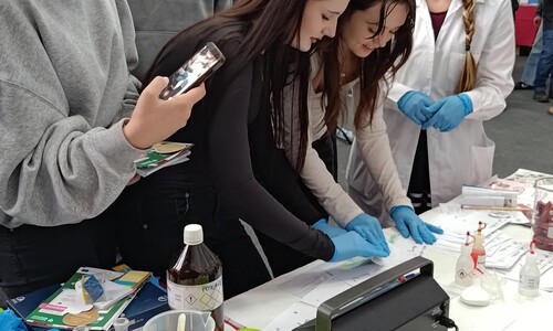 Pracownicy i doktoranci Wydziału Chemii UwB na XX Targach Edukacyjnych w II LO im. księżnej Anny z Sapieh&oacute;w w Białymstoku