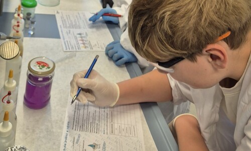&bdquo;Eksperymenty, kt&oacute;rych nie zrobisz w szkole&rdquo; &ndash; chemiczne warsztaty dla uczni&oacute;w SSP 4 PTO