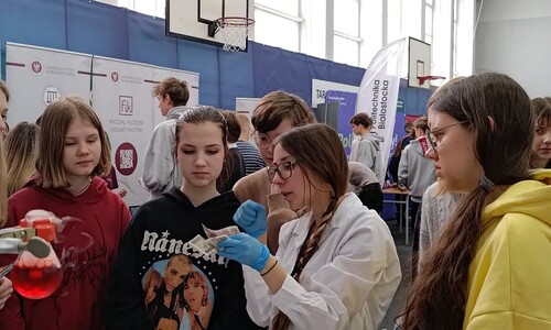 Pracownicy i doktoranci Wydziału Chemii UwB na XX Targach Edukacyjnych w II LO im. księżnej Anny z Sapieh&oacute;w w Białymstoku