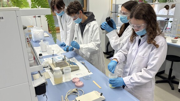 Wydział Chemii UwB wspiera licealist&oacute;w z Ełku w międzynarodowym konkursie Beamline for Schools