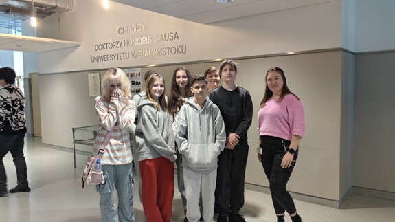 Wizyta uczni&oacute;w z XIII LO na Wydziale Chemii
