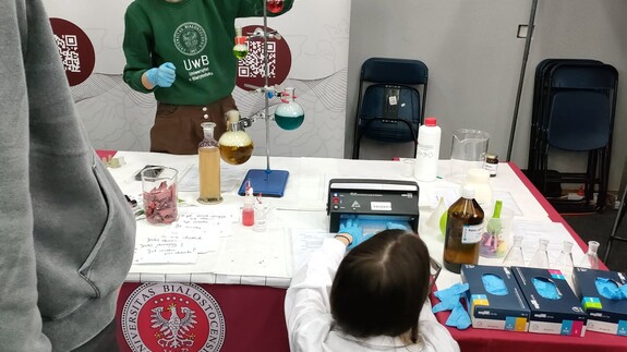 Pracownicy i doktoranci Wydziału Chemii UwB na XX Targach Edukacyjnych w II LO im. księżnej Anny z Sapieh&oacute;w w Białymstoku