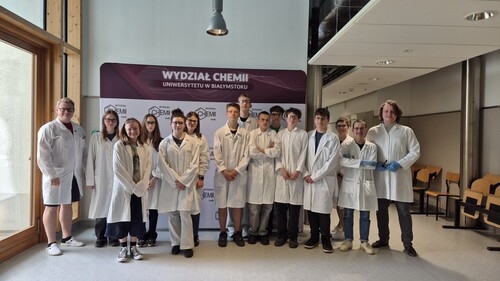 „Eksperymenty, których nie zrobisz w szkole” – chemiczne warsztaty dla uczniów SSP 4 PTO