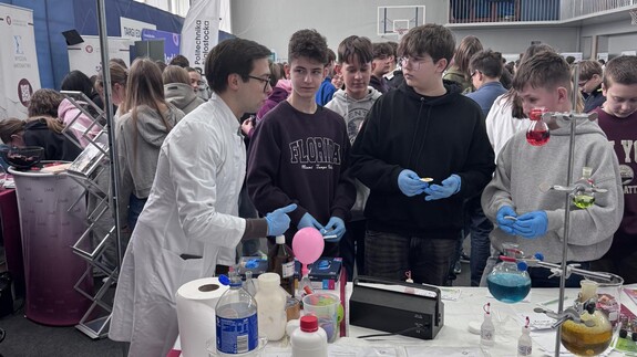 Pracownicy i doktoranci Wydziału Chemii UwB na XX Targach Edukacyjnych w II LO im. księżnej Anny z Sapieh&oacute;w w Białymstoku