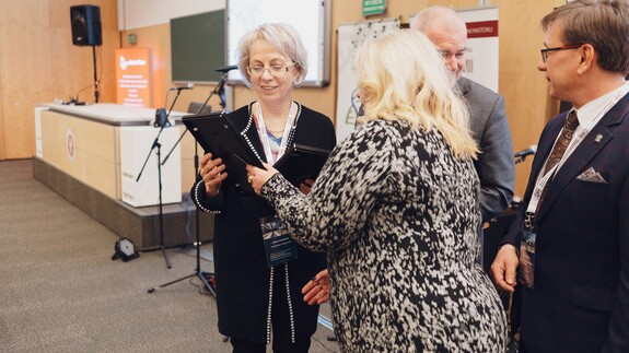 prof. Joanna Karpińska i przedstawiciele Polskiego Towarzystwa Chemicznego