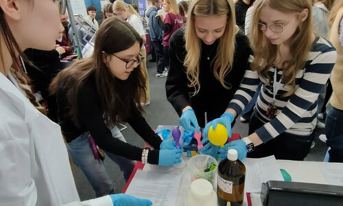 Pracownicy i doktoranci Wydziału Chemii UwB na XX Targach Edukacyjnych w II LO im. księżnej Anny z Sapieh&oacute;w w Białymstoku