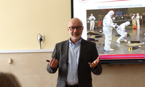 Pracownicy i doktoranci Wydziału Chemii UwB na XX Targach Edukacyjnych w II LO im. księżnej Anny z Sapieh&oacute;w w Białymstoku