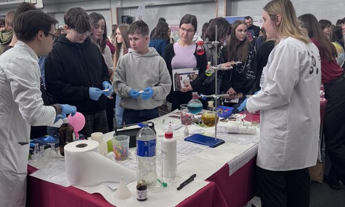 Pracownicy i doktoranci Wydziału Chemii UwB na XX Targach Edukacyjnych w II LO im. księżnej Anny z Sapieh&oacute;w w Białymstoku