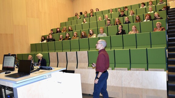 Podpisanie umowy o wsp&oacute;łpracy pomiędzy Wydziałem Chemii a I Społecznym LO w Białymstoku