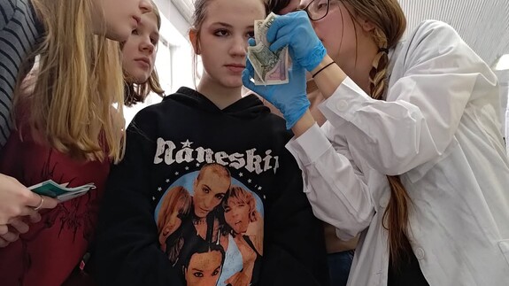 Pracownicy i doktoranci Wydziału Chemii UwB na XX Targach Edukacyjnych w II LO im. księżnej Anny z Sapieh&oacute;w w Białymstoku