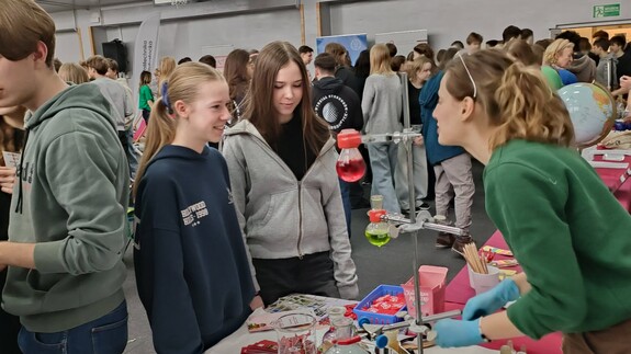 Pracownicy i doktoranci Wydziału Chemii UwB na XX Targach Edukacyjnych w II LO im. księżnej Anny z Sapieh&oacute;w w Białymstoku