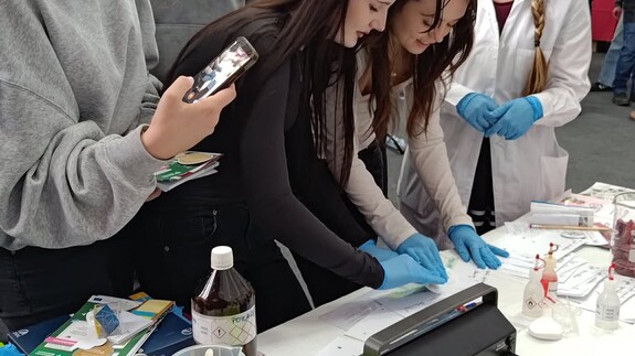 Pracownicy i doktoranci Wydziału Chemii UwB na XX Targach Edukacyjnych w II LO im. księżnej Anny z Sapieh&oacute;w w Białymstoku