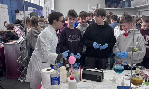 Pracownicy i doktoranci Wydziału Chemii UwB na XX Targach Edukacyjnych w II LO im. księżnej Anny z Sapieh&oacute;w w Białymstoku
