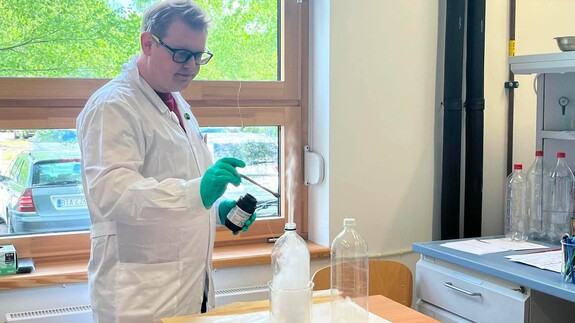 &bdquo;Eksperymenty, kt&oacute;rych nie zrobisz w szkole&rdquo; &ndash; chemiczne warsztaty dla uczni&oacute;w SSP 4 PTO