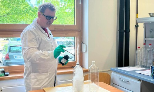 &bdquo;Eksperymenty, kt&oacute;rych nie zrobisz w szkole&rdquo; &ndash; chemiczne warsztaty dla uczni&oacute;w SSP 4 PTO