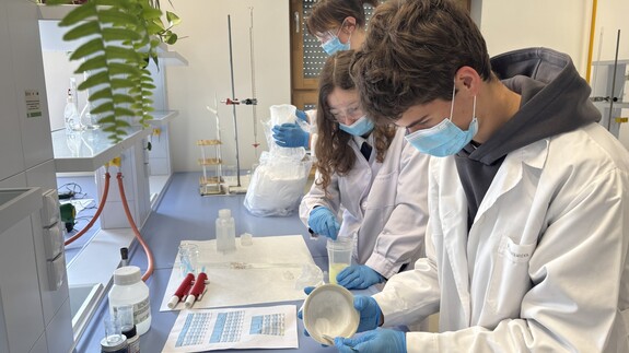 Wydział Chemii UwB wspiera licealist&oacute;w z Ełku w międzynarodowym konkursie Beamline for Schools