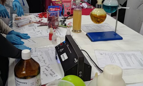 Pracownicy i doktoranci Wydziału Chemii UwB na XX Targach Edukacyjnych w II LO im. księżnej Anny z Sapieh&oacute;w w Białymstoku