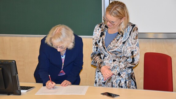 Podpisanie umowy o wsp&oacute;łpracy pomiędzy Wydziałem Chemii a I Społecznym LO w Białymstoku