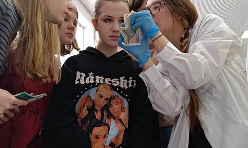 Pracownicy i doktoranci Wydziału Chemii UwB na XX Targach Edukacyjnych w II LO im. księżnej Anny z Sapieh&oacute;w w Białymstoku