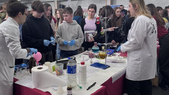 Pracownicy i doktoranci Wydziału Chemii UwB na XX Targach Edukacyjnych w II LO im. księżnej Anny z Sapieh&oacute;w w Białymstoku