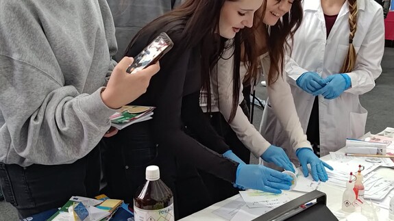 Pracownicy i doktoranci Wydziału Chemii UwB na XX Targach Edukacyjnych w II LO im. księżnej Anny z Sapieh&oacute;w w Białymstoku