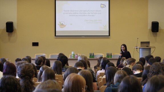 Wykład pt. &bdquo;Zielona herbata vs czarna herbata&rdquo; wygłosiła dr hab. Izabela Dobrzyńska, prof. UwB