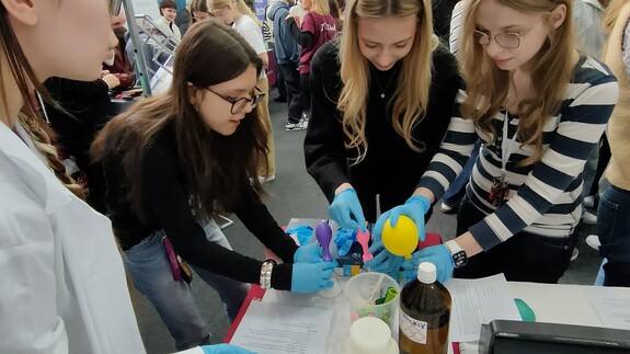 Pracownicy i doktoranci Wydziału Chemii UwB na XX Targach Edukacyjnych w II LO im. księżnej Anny z Sapieh&oacute;w w Białymstoku