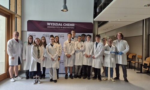 &bdquo;Eksperymenty, kt&oacute;rych nie zrobisz w szkole&rdquo; &ndash; chemiczne warsztaty dla uczni&oacute;w SSP 4 PTO