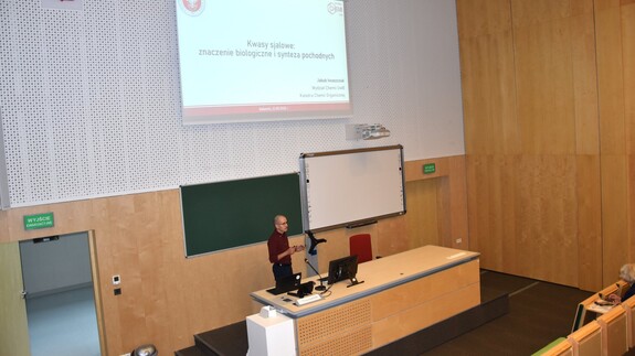 Podpisanie umowy o wsp&oacute;łpracy pomiędzy Wydziałem Chemii a I Społecznym LO w Białymstoku