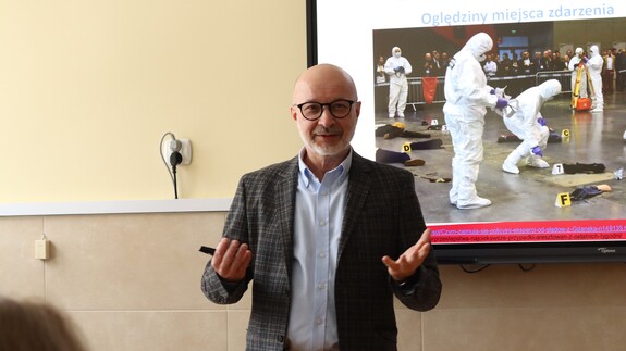 Pracownicy i doktoranci Wydziału Chemii UwB na XX Targach Edukacyjnych w II LO im. księżnej Anny z Sapieh&oacute;w w Białymstoku