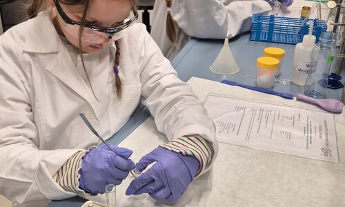 Uczniowie ze Szkoły Podstawowej nr 38 w Białymstoku z wizytą na Wydziale Chemii w ramach akcji &bdquo;Dziecięca Szkoła Bezpieczeństwa&rdquo;